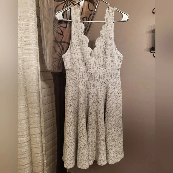 EUC- Altar’d State Sleeveless Scalloped V-Neck Dress-Cream/Blk Speckle - Picture 3 of 8